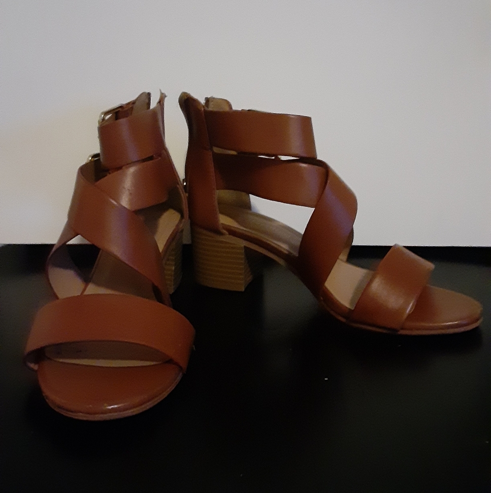 City classified size 5.5 brown heeled sandal